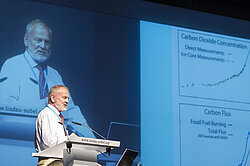 Hartmut Michel bei einem Vortrag über Photosynthese, Biomasse und Biotreibstoffe auf der 62. Lindauer Nobelpreisträgertagung im Jahr 2012. Foto: Rolf Schultes/Lindau Nobel Laureate Meetings. Miche Vortrag auf Lindauer Nobelpreisträgertagung