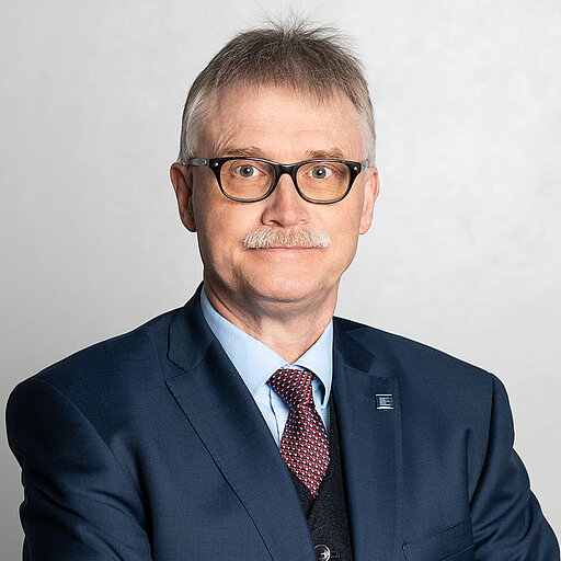 Dr. Uwe Klug Dr. Klug ist Kanzler an der Universität Würzburg.
