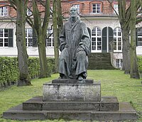 Im Vorgarten des damaligen Max-Planck-Instituts für Zellphysiologie in Berlin steht bis heute ein Denkmal zu Ehren Emil Fischers, im Original gefertigt von Fritz Klimsch. Das Original wurde leider zerstört, eine weitere Kopie befindet sich auf dem Robert-Koch-Platz, ebenfalls in Berlin.
Bild: wikimedia.org, © Axel Mauruszat Denkmal Emil Fischer