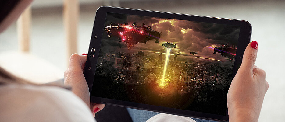 Videos auf dem Tablet anzusehen, ist unter Klimaaspekten die bessere Wahl. Immerhin verbraucht das Tablet weniger Energie als ein Laptop oder ein Smart-TV.