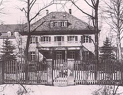 Die Gartenseite des Wohnhauses Willy Wiens in München, Kohlbergerstraße 16. Foto: Privatarchiv Waltraut Wien. Quelle: Otremba, Heinz: Dr. Wilhelm Wien (1864-1928). Physiker und Nobelpreisträger. Würzburg 1996, S. 42. - Die Gartenseite des Wohnhauses Willy Wiens in München, Kohlbergerstraße 16. Foto: Privatarchiv Waltraut Wien. Quelle: Otremba, Heinz: Dr. Wilhelm Wien (1864-1928). Physiker und Nobelpreisträger. Würzburg 1996, S. 42. Die Gartenseite des Wohnhauses Willy Wiens in München, Kohlbergerstraße 16. Foto: Privatarchiv Waltraut Wien. Quelle: Otremba, Heinz: Dr. Wilhelm Wien (1864-1928). Physiker und Nobelpreisträger. Würzburg 1996, S. 42.